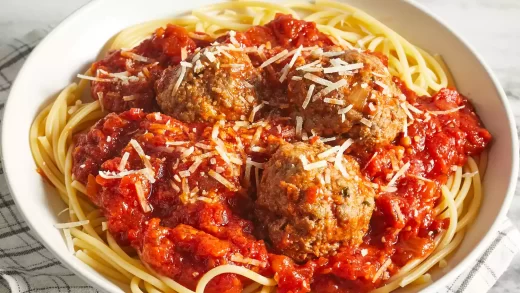 Посмотрите на одну порцию спагетти с томатным соусом, фрикадельками и сыром пармезан.
