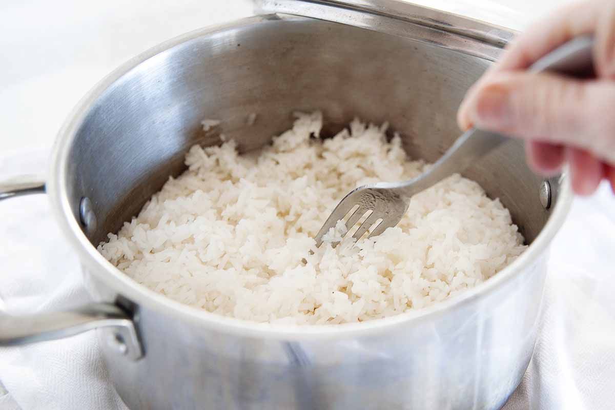 Рассыпчатый рис в кастрюле. Рис вареный. Отварить рис. Рис отварной в кастрюле.